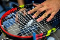 ストリングのゲージを太くすると、重量アップで振りやすさや打球感は変わる？【テニスストリング基礎知識】＜SMASH＞