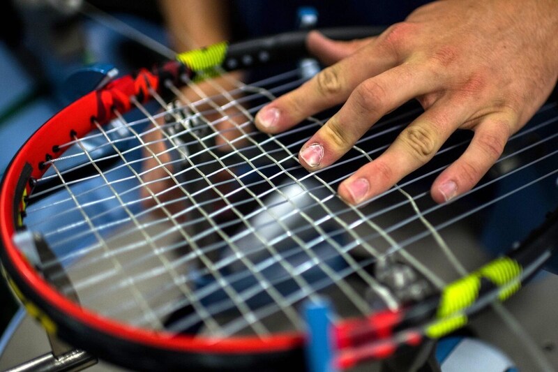 ストリングのゲージを太くすると、重量アップで振りやすさや打球感は変わる？【テニスストリング基礎知識】＜SMASH＞