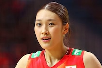バレー佐藤淑乃のピンク色メガネ姿が「似合い過ぎてる!!」 コート上では見せない一面に反響「もはやモデルさんにしか見えない」