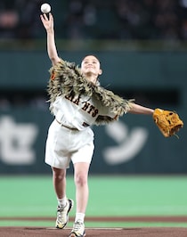 「めちゃめちゃ美人よな」東京Ｄに登場した大人気女優の“可憐すぎる始球式”に脚光！「実物やばかった」「オーラが半端ないわ」