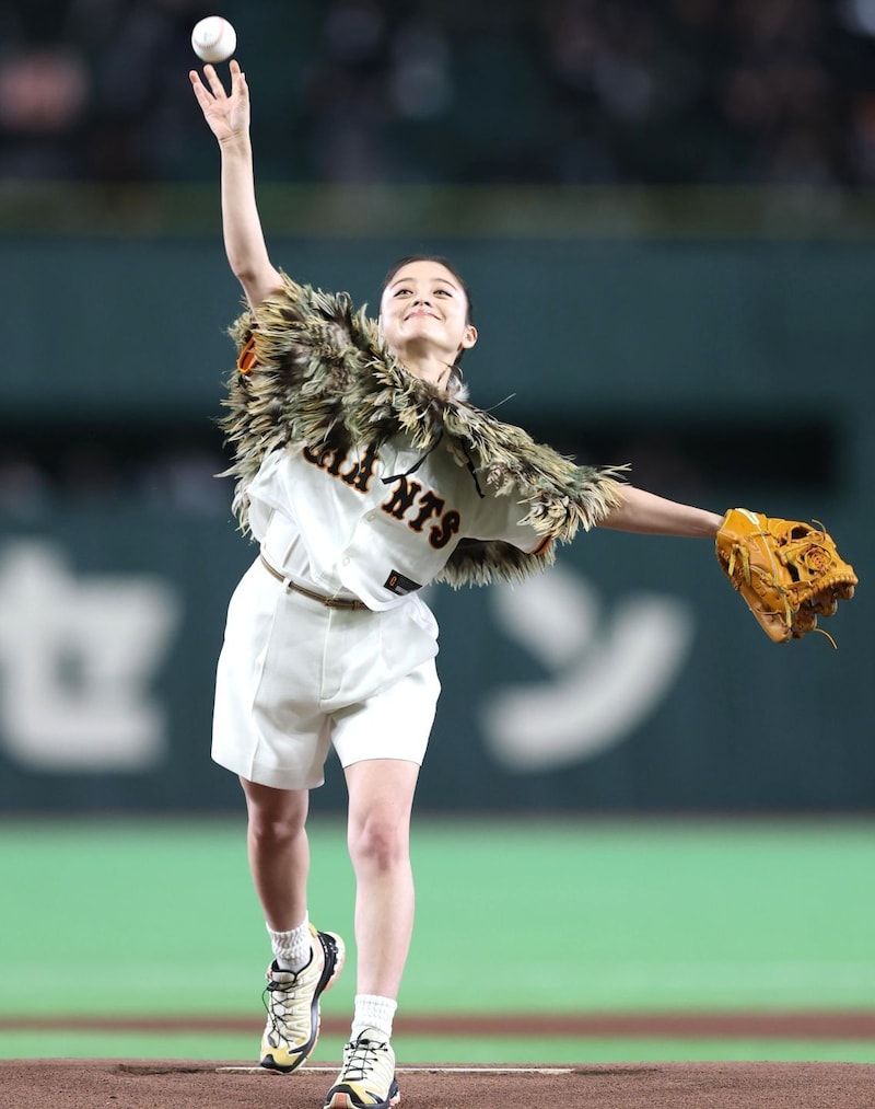「めちゃめちゃ美人よな」東京Dに登場した大人気女優の“可憐すぎる始球式”に脚光!「実物やばかった」「オーラが半端ないわ」