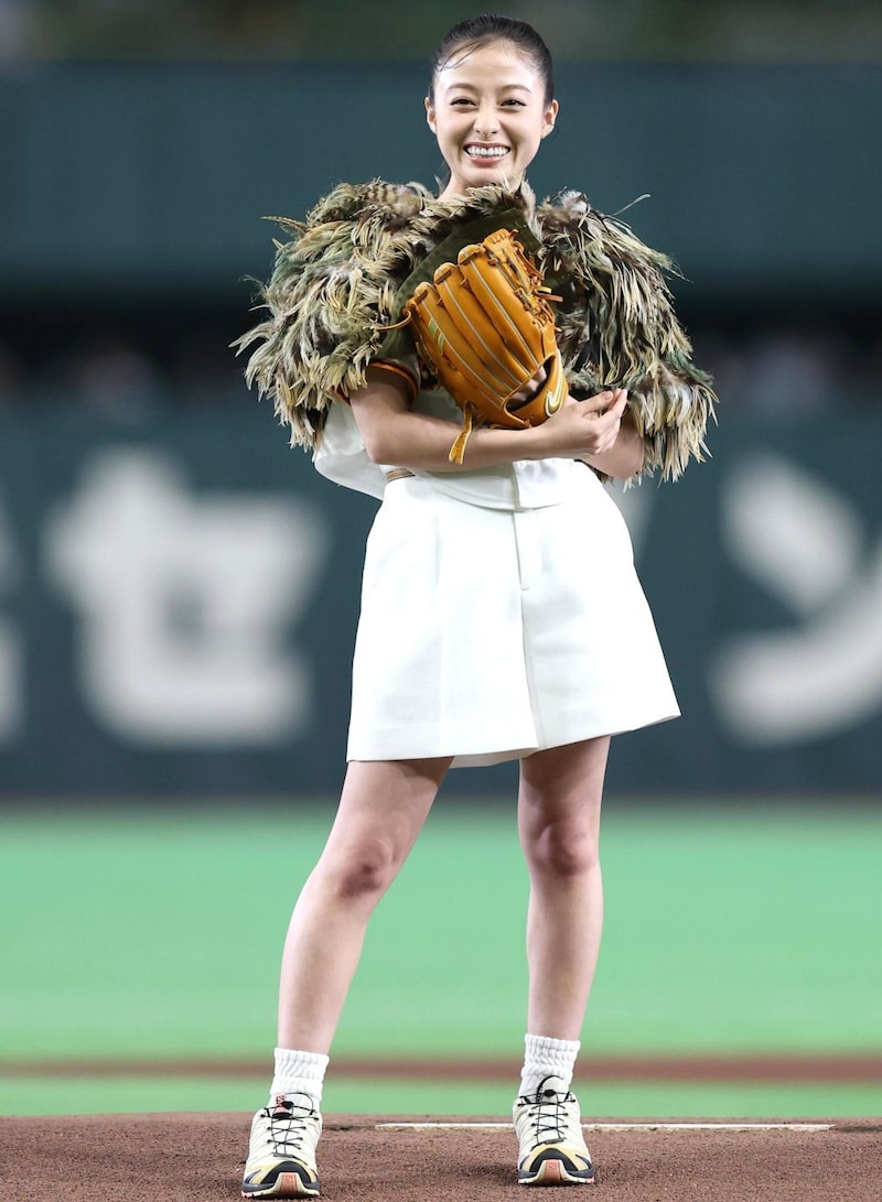 「ポニテが可愛すぎた！」東京Ｄ始球式に登場した大人気女優の“眩しいジャイアンツユニ姿”が話題「ジャビさんって…」「名前タオル迫力満点」