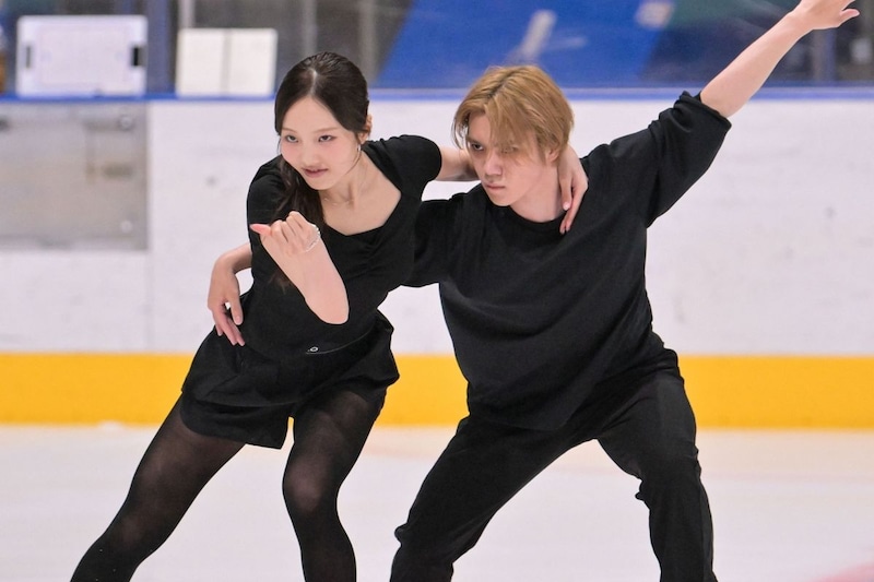 「きゃーっ!」本田真凜、宇野昌磨とのアイスダンスで連日公開した“一枚”に喝采「真凜さんの目つきがカッコ良すぎて…」