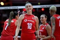 「えぐい美女だ！」198cmトルコ女子が公開した“胸元どきりの真紅ドレス”姿にファン喝采！「まるで別人」「色っぽさがタマらん」