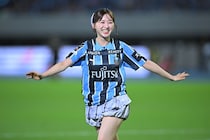 「綺麗な…」等々力始球式に登場した美白の元アイドルが“可愛いすぎる川崎ユニ姿”　ネイマールみたいな蹴り方に視線集中「脚の筋肉が…」