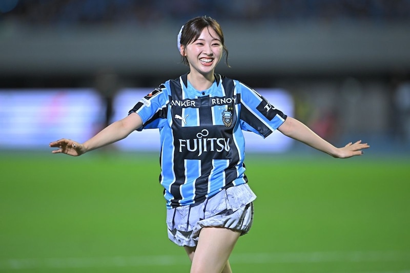 「綺麗な…」等々力始球式に登場した美白の元アイドルが“可愛いすぎる川崎ユニ姿”　ネイマールみたいな蹴り方に視線集中「脚の筋肉が…」
