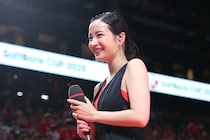 テレ朝バスケ中継に突然映った豪華ツーショット「隣に座ると顔緩んじゃうんだな」視聴者衝撃「かわいさに目が奪われるね」