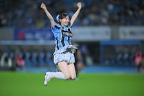 等々力に降臨した元日向坂46の始球式に“既視感”「親子説ある」華麗なフォームが激似「本人もびっくりだろうな」