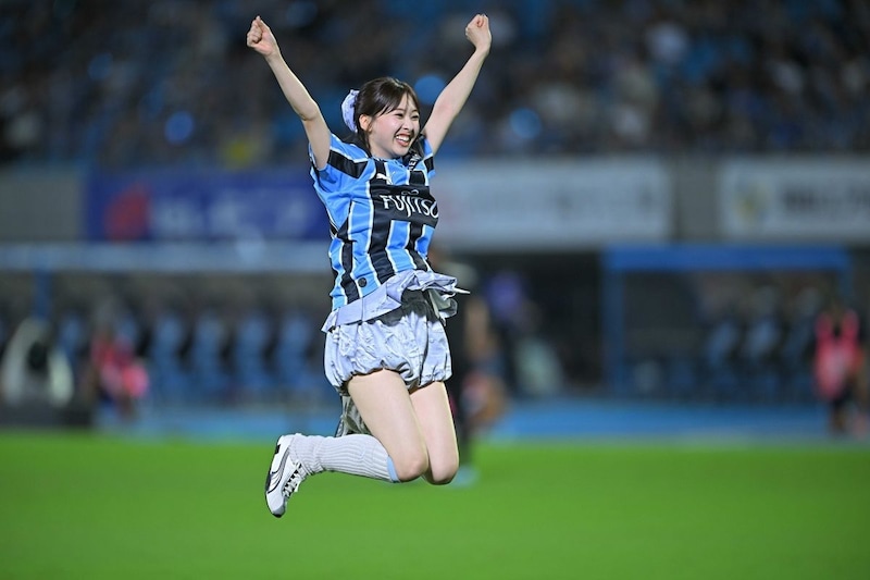 等々力に降臨した元日向坂46の始球式に“既視感”「親子説ある」華麗なフォームが激似「本人もびっくりだろうな」
