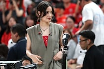 「みんなの視線を釘付け」バスケ日韓戦登場の大人気女優がタイムアウト時に魅せた“可愛すぎるリアクション”が話題！「好きなの伝わるー」「羨ましい」