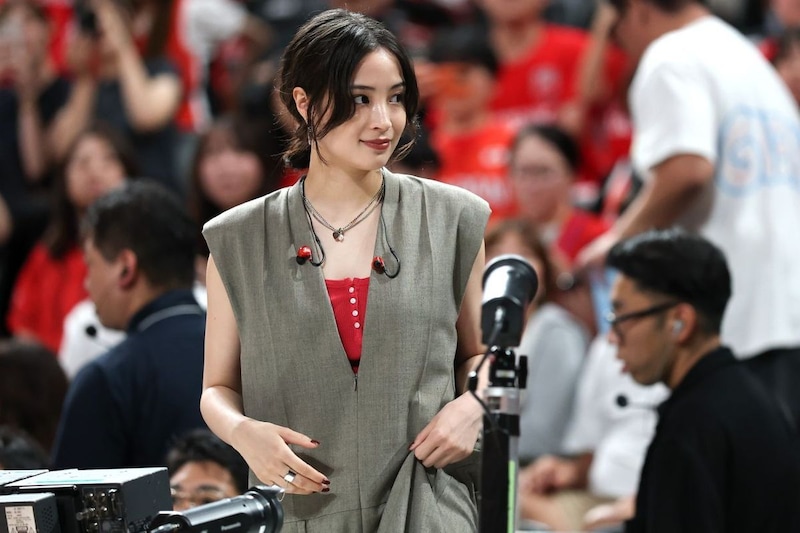 「みんなの視線を釘付け」バスケ日韓戦登場の大人気女優がタイムアウト時に魅せた“可愛すぎるリアクション”が話題!「好きなの伝わるー」「羨ましい」