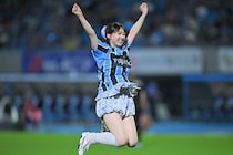 等々力に降臨した元日向坂46の始球式に“既視感”「親子説ある」華麗なフォームが激似「本人もびっくりだろうな」