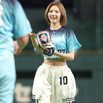 「まじで美人すぎたわ！」東京Ｄに降臨した韓国８頭身アイドルの“どストライク始球式”が話題！「女神だね」「どんだけ顔小さいの」
