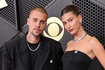「観にきてたの！」ドジャース戦に世界的スター夫妻が降臨　太陽の下で“熱烈キス”の観戦ショット公開「美男美女すぎる」「大物オーラすごい」反響続々