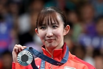 「誰かと思ったら...」卓球銀メダリスト、私服のワンピース姿を披露「モデルさん？めちゃくちゃ可愛い」夏満喫ショットに反響続々
