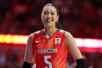 「一瞬勘違いした（笑）」バレー女子日本代表戦で視聴者が二度見...赤ユニに映える“両肩デザイン”「何度見てもツボ」