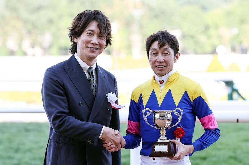 「イケメンすぎる」札幌競馬場に現れた58歳“大物俳優”に視線集まる「素敵です」「爽やか～」