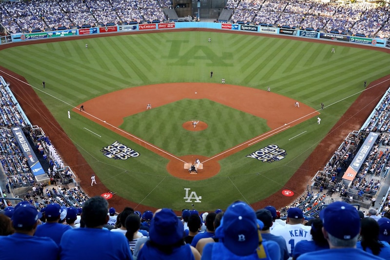 「えーーーLA行ったの!?」ドジャース戦に“Z世代のカリスマ”が降臨！ 大谷翔平ユニ姿の観戦ショットに視線集中「海外ガール感ある！」「めっちゃいい席じゃん！」