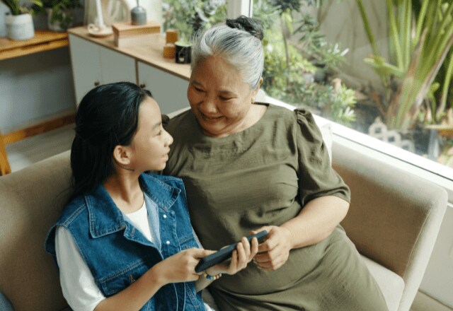 90歳のばぁばと遊ぶ孫娘　おままごとが終わると手を差し伸べ⇒まさかの行動に「これが本当の幸せ」