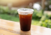 海外のカフェで…アイスコーヒーを注文すると…次の瞬間、まさかの提供方法に「え、自分で入れるの」