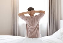 仕事に集中できない社会人…23時就寝の朝型生活を始めると⇒残業が20時間減！？