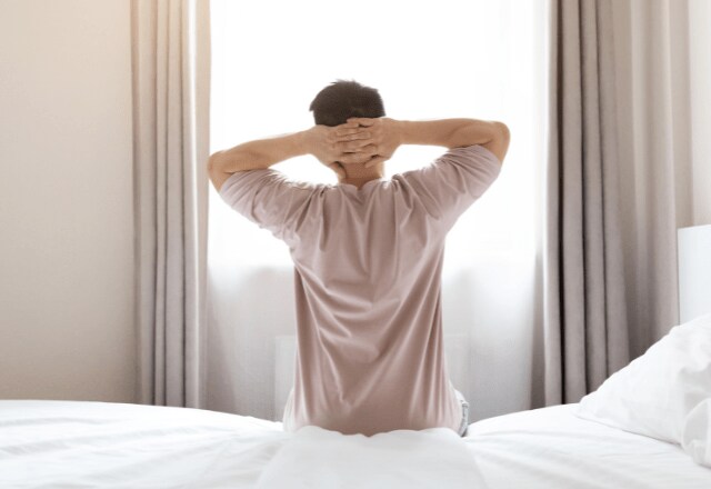 仕事に集中できない社会人…23時就寝の朝型生活を始めると⇒残業が20時間減！？