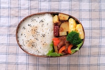 母「お弁当、ウインナー入れたよ」遠方の高校に帰る夜行列車の中で涙しながら、蓋を開けた次の瞬間…→まさかの中身に涙も引っ込む！？