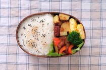 母「お弁当、ウインナー入れたよ」遠方の高校に帰る夜行列車の中で涙しながら、蓋を開けた次の瞬間…→まさかの中身に涙も引っ込む！？