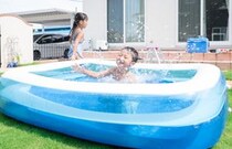【プールで】姉「なんか黒いもの洗ってるよ〜」その言葉に”違和感”。様子を見にいくと⇒2歳の衝撃行動に「ハッとした」
