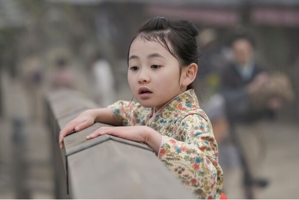 橋の上から眺めているトキ(福地美晴)