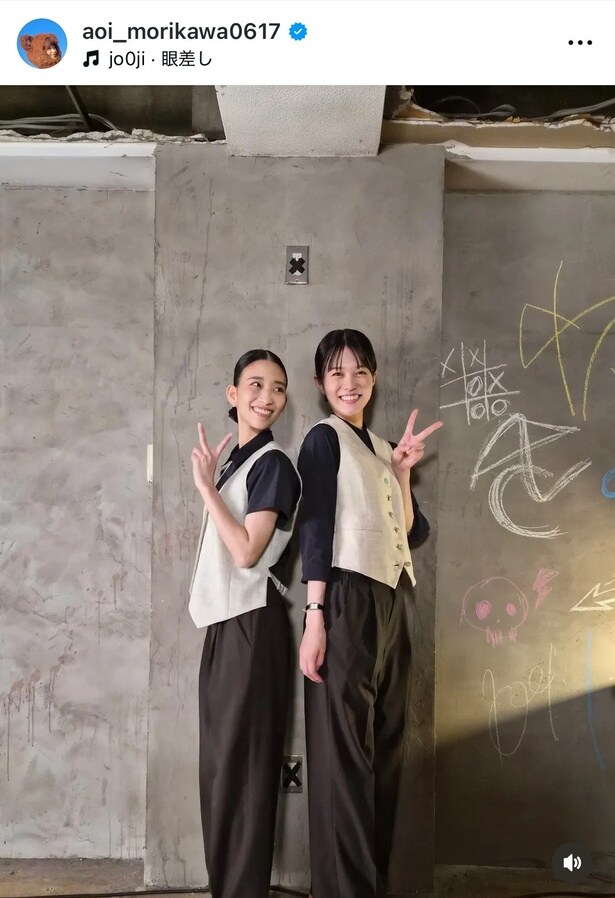 森川葵＆志田彩良、「スティンガース」の衣装姿で背中合わせの仲良しピース