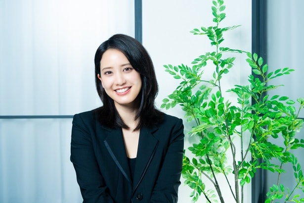 「オフィスAIRクリーニング」代表・三枝玲役を演じる山崎紘菜