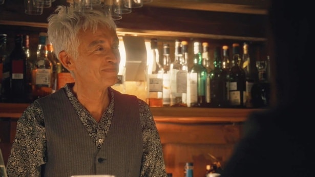 「Bar PURPLE ROSE」のマスター(マーク・パンサー)は、ガンちゃんに代わり依頼の窓口を引き受ける