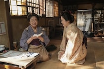 ＜明日のばけばけ＞高石あかり“トキ”は借金を返すため、堤真一“傳”の機織り工場で働く