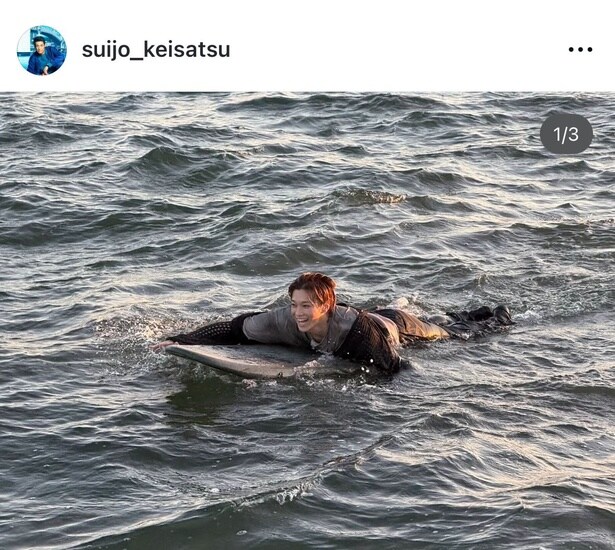  松本怜生、私服姿で海を泳ぐオフショット