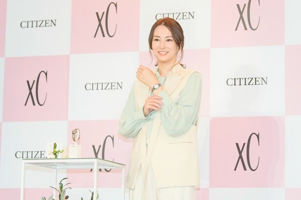 自ら監修した腕時計とともにポーズを取る北川景子