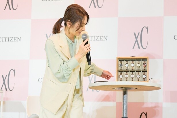 さまざまな時計を前に笑顔を見せる北川景子