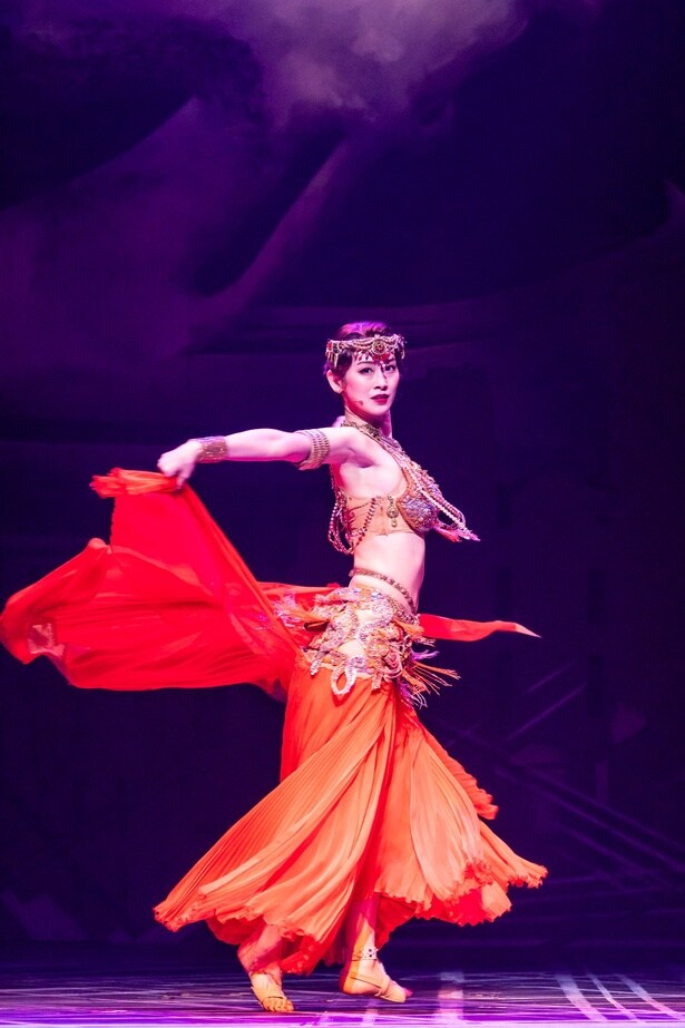 【写真】鍛え抜いた肉体で舞う愛希れいか(マタ・ハリ)