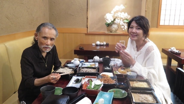 飯島直子、お客さんと一緒に片岡鶴太郎直伝のヨガを実践 “若返り”の秘訣に興味津々<飯島直子の今夜一杯いっちゃう?>