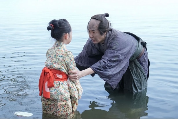 商売に失敗した司之介(岡部)は、トキに、小学校へ行かせるカネもなくなってしまったと告げる…