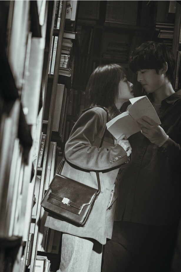 ジェヨン(チョン・ウヒ)は、隙あらばキスしようとして、ヘ(ソン・ジュンギ)を困らせる