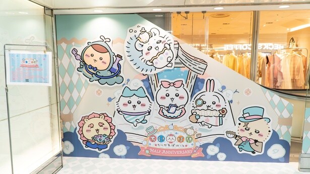 地下エスカレーター横には全員の集合のフォトスポットも！