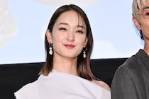 剛力彩芽、黒＆チェック模様のスタイリッシュな衣装で披露したガッツポーズに「かわいい」の声＜良いこと悪いこと＞