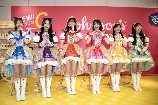 (写真左より)辻野かなみ、杏ジュリア、坂井仁香、小泉遥香、菅田愛貴、吉川ひなの