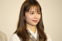 宮崎あおい、お茶目ポーズ披露のスマイルショットに「ナチュラルなかわいさ、憧れます」の声＜ちょっとだけエスパー＞