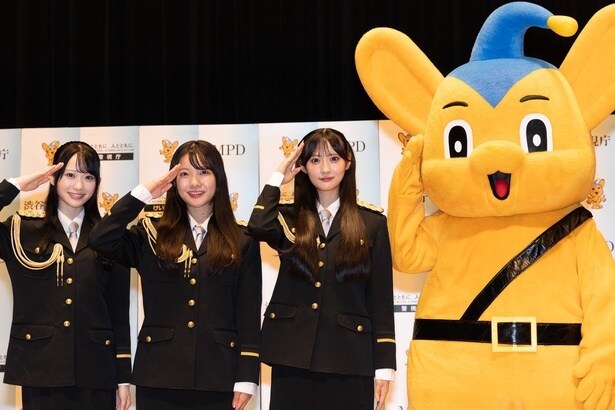 ピーポくんと一緒に啓礼するRain Treeの橋本真希、仲俣美希、佐藤莉華(左から)