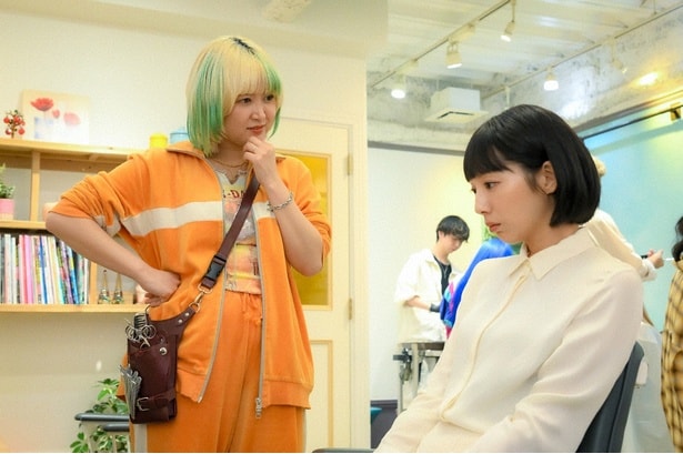 鮎美(夏帆)は渚(サーヤ)との出会いで、それまで考えたこともなかった“自分らしさ”を意識し始める