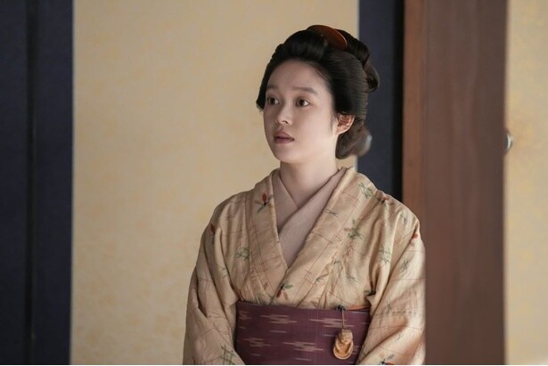 遠くを見つめるトキ(高石あかり)