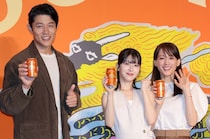 浜辺美波、初のお酒CM出演でニッコリ「グラスを合わせるたびにハッピーな気持ちに」味は“シャンシャン”