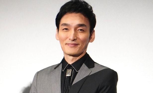 草なぎ剛が公園の遊具でストレッチ、真剣な姿公開に「さすが、健康つよぽん」の声＜終幕のロンド＞